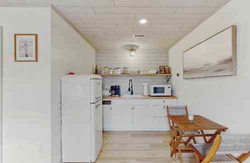 Surf City Apartment | Steps to Sandy Shore! Couples Retreat in Surf City