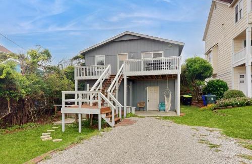 Surf City Apartment | Steps to Sandy Shore! Couples Retreat in Surf City