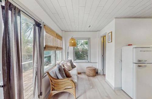 Surf City Apartment | Steps to Sandy Shore! Couples Retreat in Surf City