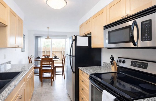 Seaside Condo | Steps to Seaside Beach | 3BR Condo w/Full Kitchen