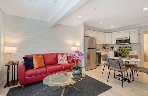 Siesta Key Apartment | 🌷Steps to Siesta Beach, Chic Studio, Pool & Patio
