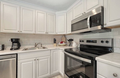 Siesta Key Apartment | 🌷Steps to Siesta Beach, Chic Studio, Pool & Patio