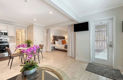 Siesta Key Apartment | 🌷Steps to Siesta Beach, Chic Studio, Pool & Patio