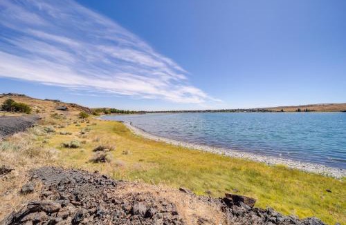 Soap Lake Apartment | Steps to Soap Lake Studio Stay with Patio!