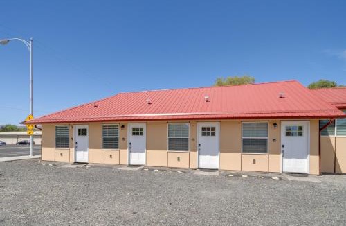 Soap Lake Apartment | Steps to Soap Lake Studio Stay with Patio!