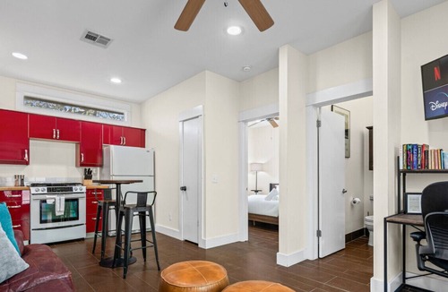 Clarksville House | Steps to SoCo, Mins to Zilker | Quiet Pet-Friendly Casita w Grill + Workspace