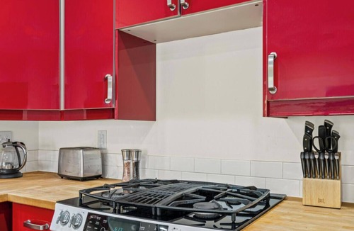 Clarksville House | Steps to SoCo, Mins to Zilker | Quiet Pet-Friendly Casita w Grill + Workspace