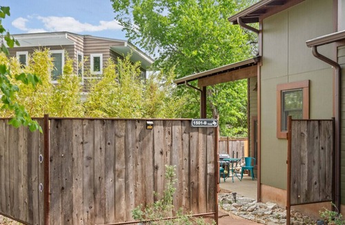 Clarksville House | Steps to SoCo, Mins to Zilker | Quiet Pet-Friendly Casita w Grill + Workspace