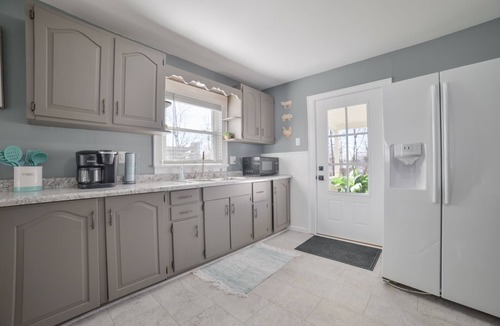 Cape Girardeau House | Steps to Southeast Hospital - Fast Wifi - King Bed