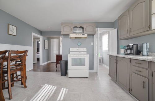 Cape Girardeau House | Steps to Southeast Hospital - Fast Wifi - King Bed