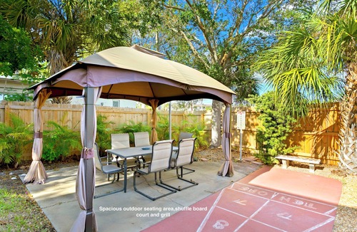 Capri Isle Apartment | steps to sunset+Paradise!