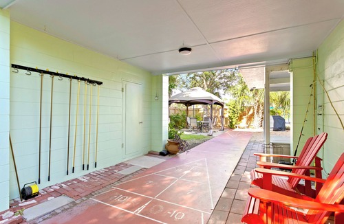 Capri Isle Apartment | steps to sunset+Paradise!