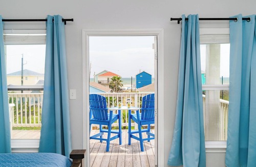 Surfside Beach House | Steps to Surfside Beach | Games, Views & Pets