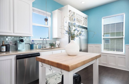 Surfside Beach House | Steps to the Beach+Pool Table+2 King Beds+Sleeps 12+ Backyard
