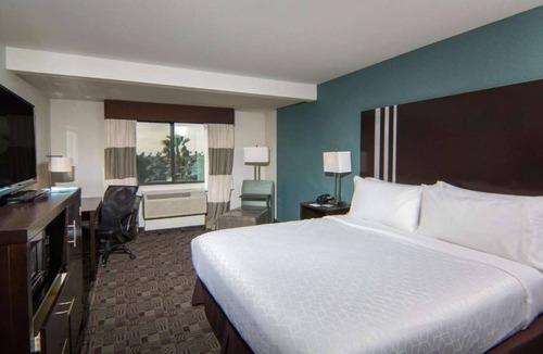 Carlsbad Hotel | Steps to the Beach | Pool, Gym & Free Breakfast