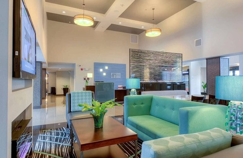 Carlsbad Hotel | Steps to the Beach | Pool, Gym & Free Breakfast