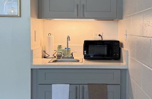 Punaluu Apartment | Steps to the ocean: Beachfront King Bed WiFi + Parking