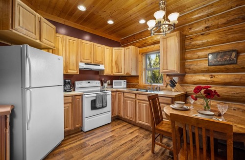 West Glacier Cabin | Steps to the River! River Edge Cabin