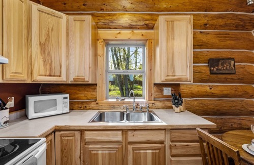 West Glacier Cabin | Steps to the River! River Edge Cabin