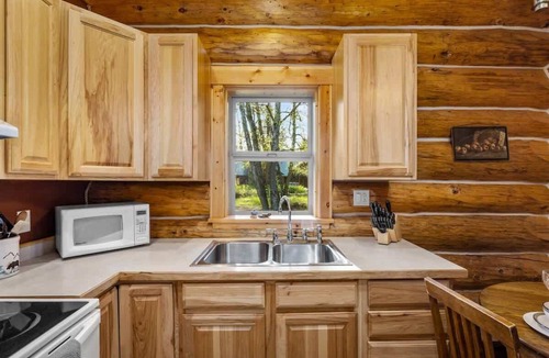 Whitefish House | Steps to the River! River Edge Cabin