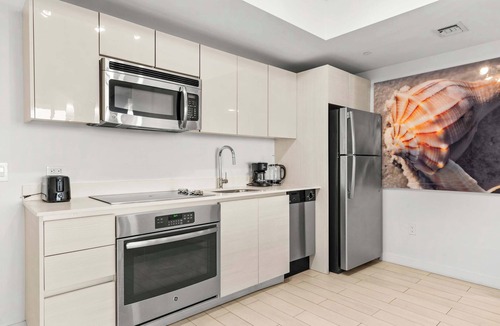 Hallandale Beach Apartment | Steps to the Sand - Beachside Services -18th Floor