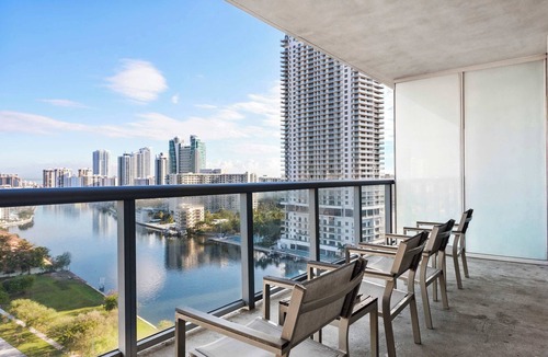 Hallandale Beach Apartment | Steps to the Sand - Beachside Services -18th Floor