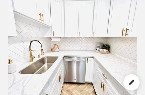 Central Mission Beach Cottage | Steps to the Sand-Upscale Beach Cottage