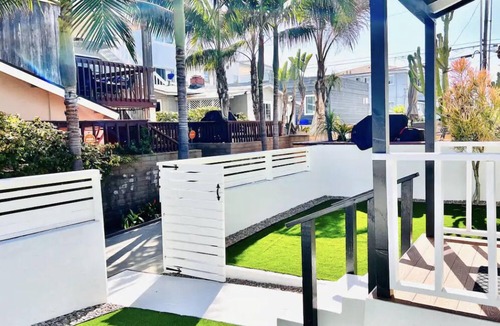 Central Mission Beach Cottage | Steps to the Sand-Upscale Beach Cottage