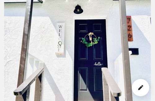Central Mission Beach Cottage | Steps to the Sand-Upscale Beach Cottage