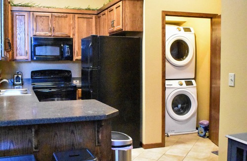 Neosho Apartment | Steps to the Square! Walk to Coffee, Dining, & Big Spring Park