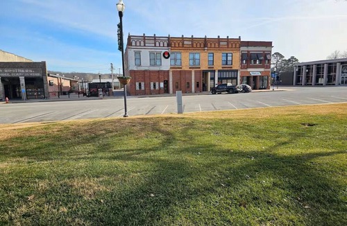 Neosho Apartment | Steps to the Square! Walk to Coffee, Dining, & Big Spring Park