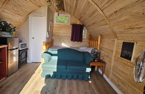 Lindsay House | Steps to the Sturgeon Lake. Cozy bachelor cabin for 2 people.