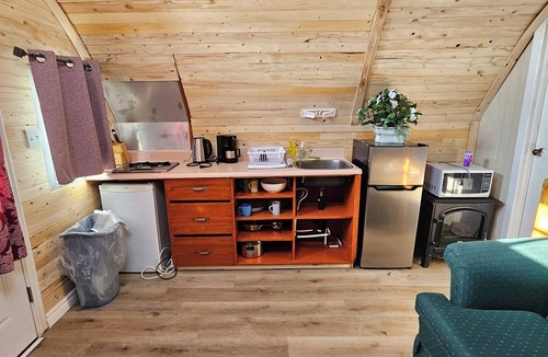 Lindsay House | Steps to the Sturgeon Lake. Cozy bachelor cabin for 2 people.