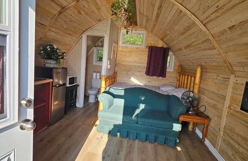 Lindsay House | Steps to the Sturgeon Lake. Cozy bachelor cabin for 2 people.
