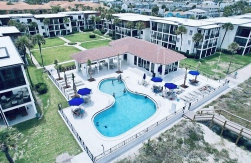 Jacksonville Beach Condo | STEPS TO THE SAND 🦩🏄‍♀️🏝 2 WEEK MINIMUM