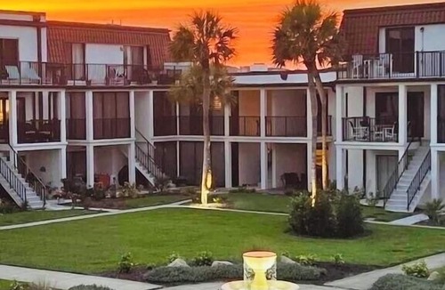 Jacksonville Beach Condo | STEPS TO THE SAND 🦩🏄‍♀️🏝 2 WEEK MINIMUM