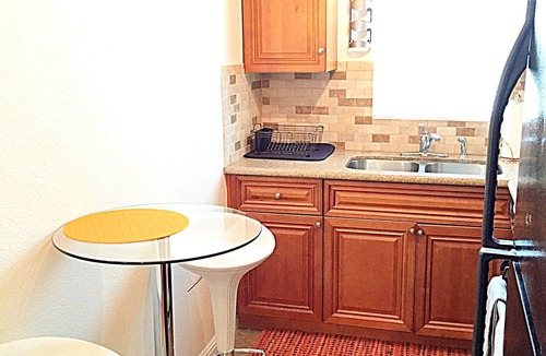 Central Mission Beach Apartment | Steps to the water on both sides! Mango Tango