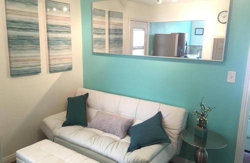 Mission Beach Apartment | Steps to the water on both sides!