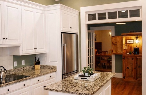 Valdosta House | Steps to VSU Campus Private Pool Sleeps 10 Magnolia Manor