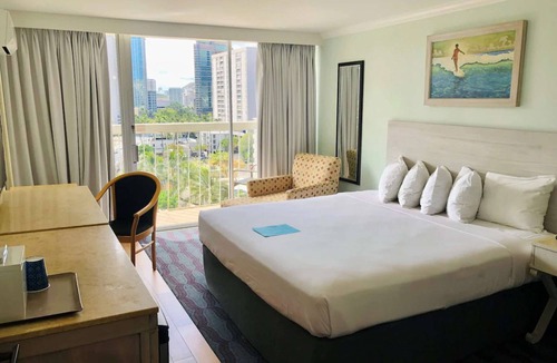 Waikiki Hotel | Steps to Waikiki Beach + Infinity Pool. Sauna. Gym