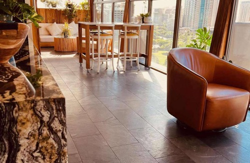 Waikiki Hotel | Steps to Waikiki Beach + Infinity Pool. Sauna. Gym