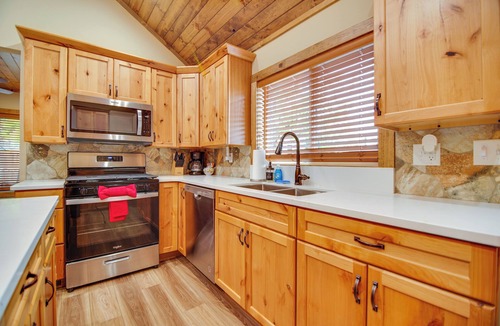 Twin Lakes Cabin | Steps to Water! Boater’s Basecamp in Twin Lakes