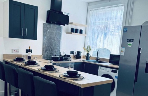 Crewe House | Sterling House - by EazyStays