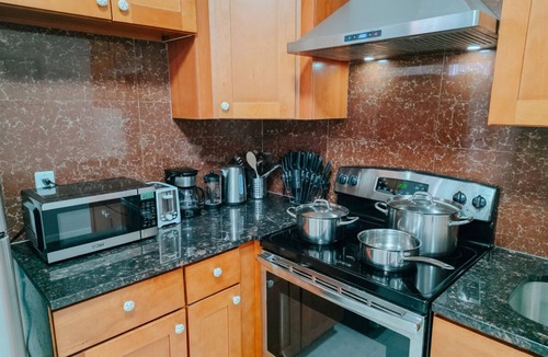 Chinatown Apartment | Sterling/King Bed/Elevator/2 Ensuite/W/D