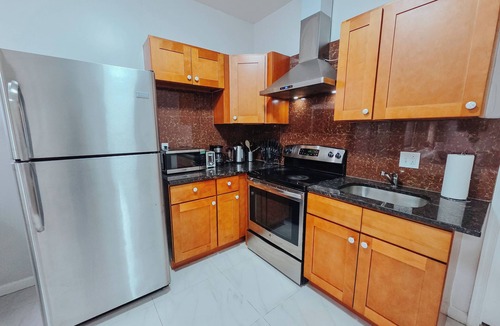 Chinatown Apartment | Sterling/King Bed/Elevator/2 Ensuite/W/D