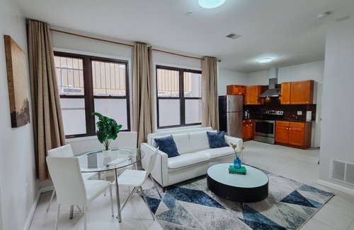 Chinatown Apartment | Sterling/King Bed/Elevator/2 Ensuite/W/D