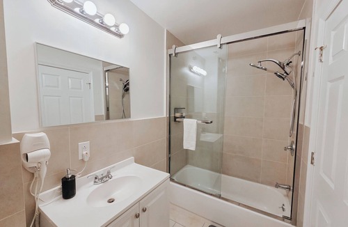 Chinatown Apartment | Sterling/King Bed/Elevator/2 Ensuite/W/D
