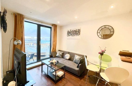 Stevenage House | ✩ Stevenage Town ✩ Balcony ✩ 2 Bed Apt, 5 guests