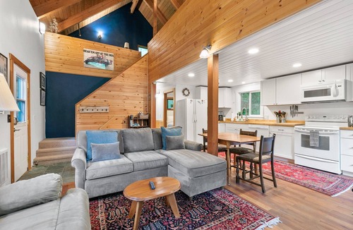 Skykomish Cabin | Stevens Pass Basecamp- minutes to skiing!