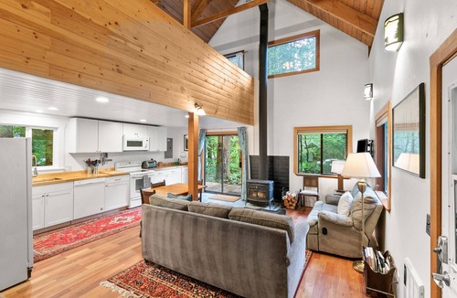 Skykomish Cabin | Stevens Pass Basecamp- minutes to skiing!